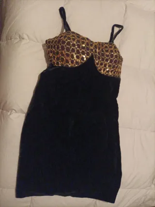 Vestido fiesta lentejuelas dorado, negro chaqueta.