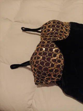 Vestido fiesta lentejuelas dorado, negro chaqueta.