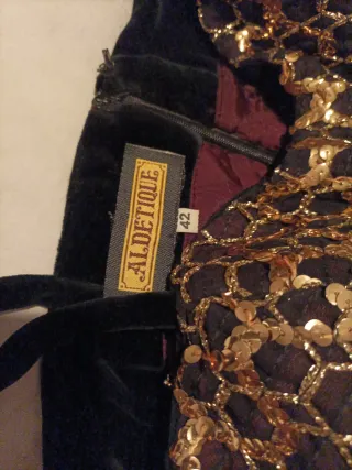 Vestido fiesta lentejuelas dorado, negro chaqueta.