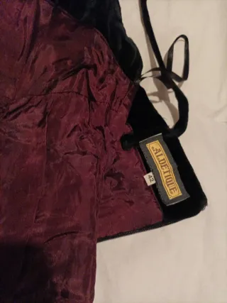 Vestido fiesta lentejuelas dorado, negro chaqueta.