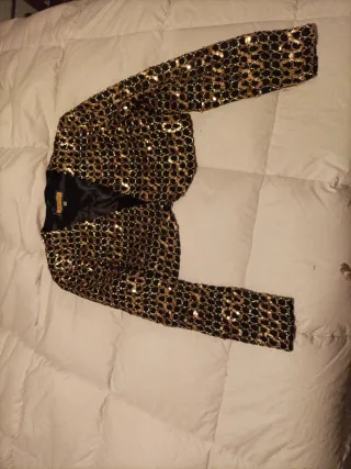 Vestido fiesta lentejuelas dorado, negro chaqueta.