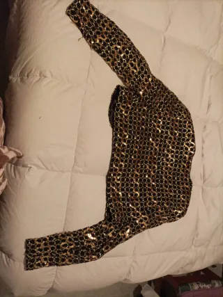 Vestido fiesta lentejuelas dorado, negro chaqueta.