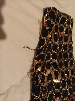 Vestido fiesta lentejuelas dorado, negro chaqueta.