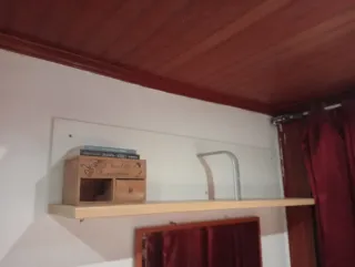 Litera de madera color marrón