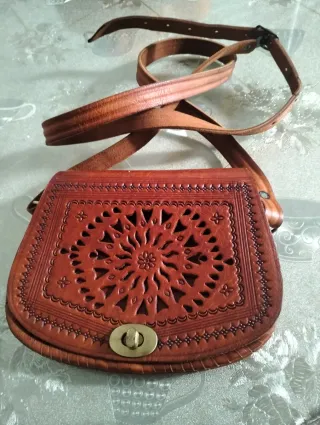 Bolso de piel artesanal con diseño calado