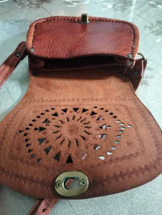 Bolso de piel artesanal con diseño calado