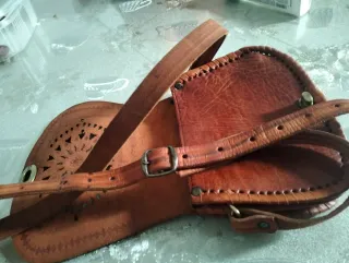 Bolso de piel artesanal con diseño calado