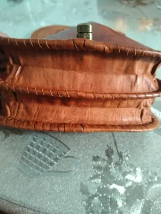 Bolso de piel artesanal con diseño calado