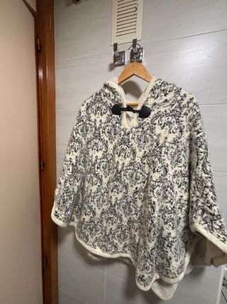 Capa con capucha estampada
