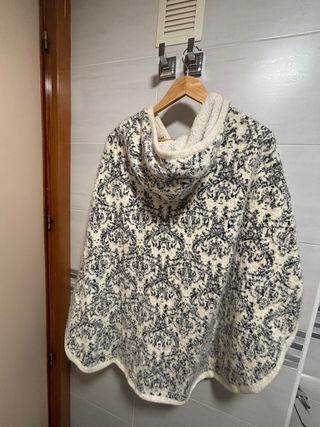 Capa con capucha estampada