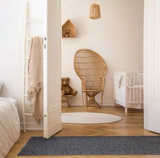 2 Tappeti in tessuto a strisce grigie e nere