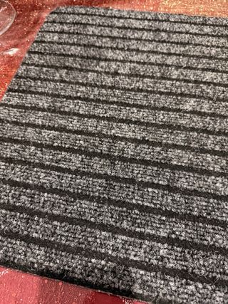 2 Tappeti in tessuto a strisce grigie e nere