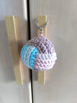 SOLO EN MANO: Llavero bolita multicolor