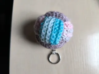 SOLO EN MANO: Llavero bolita multicolor