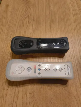 Nintendo Wii U Roja y Negra + 2 Mandos + 4 Juegos