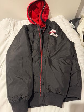 Chaqueta Jordan Negra y Roja  Talla 13-15 años