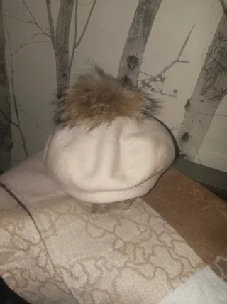 Boina beige con pompón de pelo
