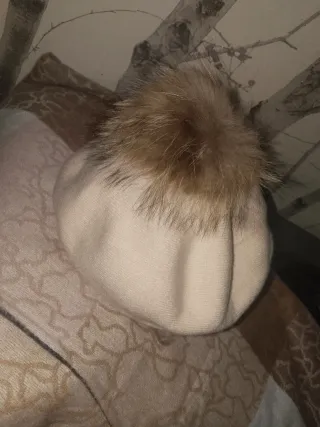 Boina beige con pompón de pelo