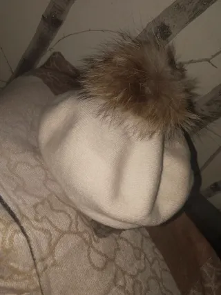 Boina beige con pompón de pelo