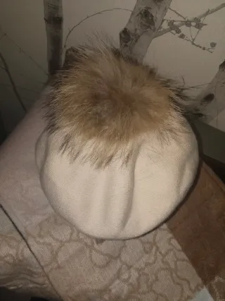 Boina beige con pompón de pelo