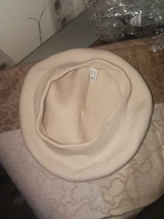 Boina beige con pompón de pelo