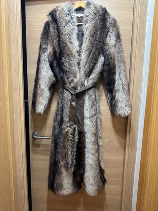 Abrigo largo de pelo sintético marrón