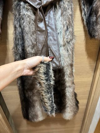 Abrigo largo de pelo sintético marrón