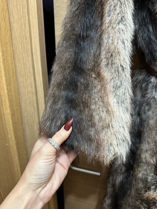 Abrigo largo de pelo sintético marrón