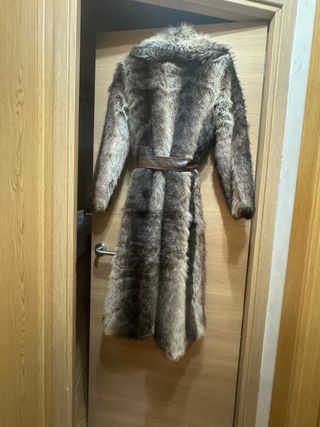 Abrigo largo de pelo sintético marrón