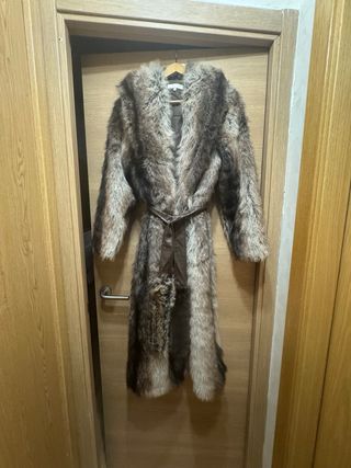 Abrigo largo de pelo sintético marrón