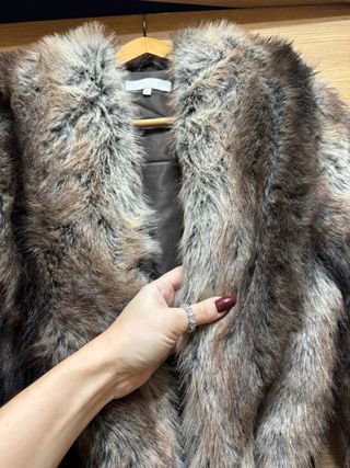 Abrigo largo de pelo sintético marrón