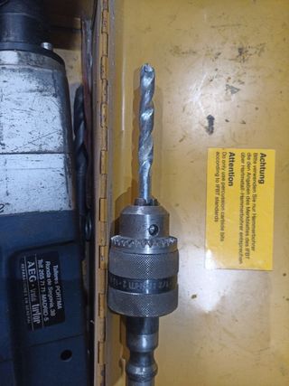 Taladro percutor AEG