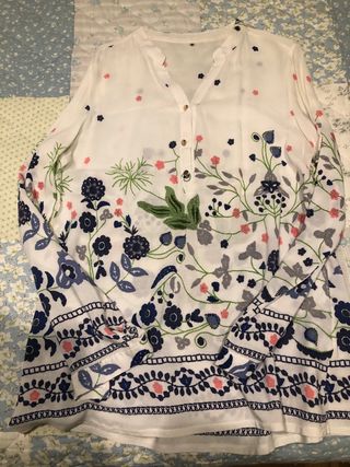Blusa blanca con estampado floral