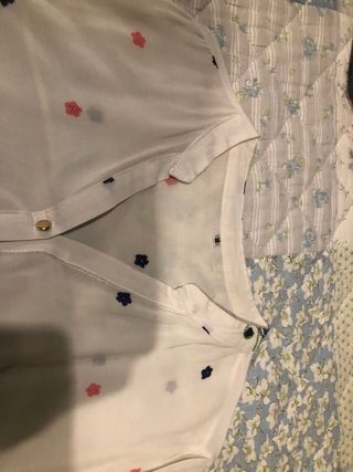 Blusa blanca con estampado floral