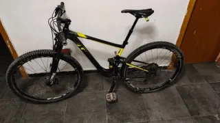 Bicicleta Giant a doppia sospensione