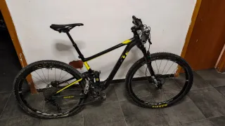 Bicicleta Giant a doppia sospensione
