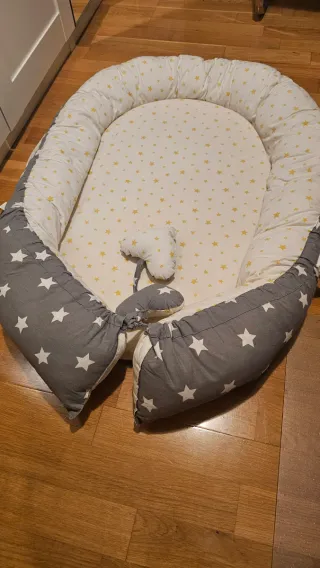 Nido reductor para bebés con estrellas
