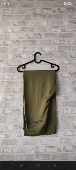 Pantalón Zara satinado verde oliva Talla S