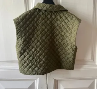 Chaleco acolchado cropped Zara verde oliva