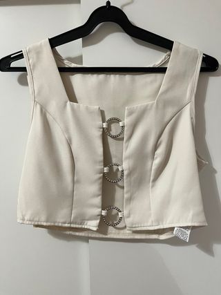 Conjunto beige crop top y pantalón palazzo