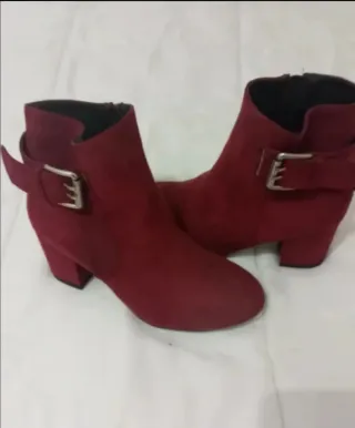 Botines rojos con hebilla y cremallera