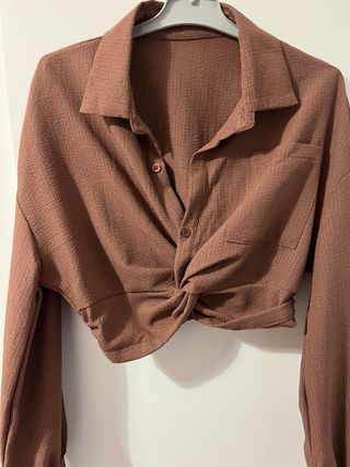Camisa marrón cruzada manga larga
