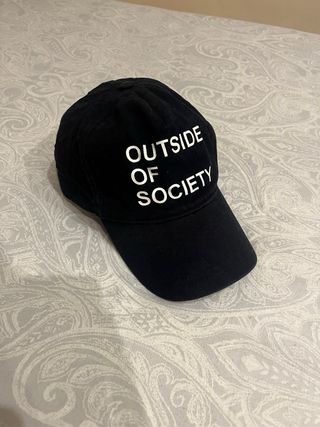 Gorra Zara Negra Outside of Society