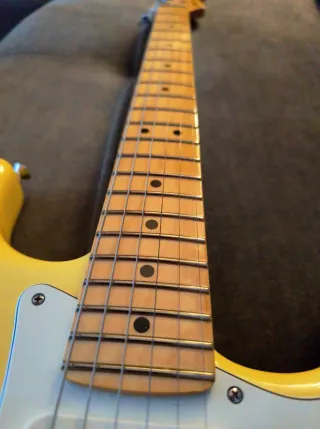 Fender Player Stratocaster MN BCR Amarilla