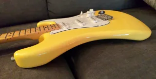 Fender Player Stratocaster MN BCR Amarilla