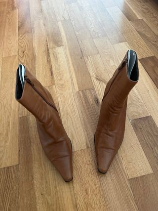 Botines piel camel tacón fino punta fina