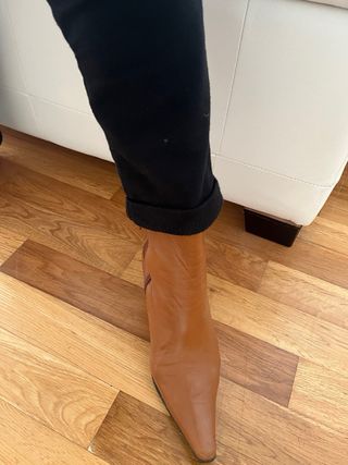 Botines piel camel tacón fino punta fina