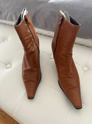 Botines piel camel tacón fino punta fina