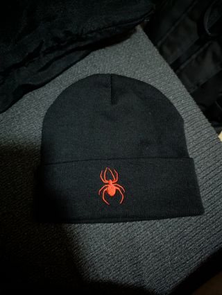 Gorra Invierno Y2K Negra con Araña Roja nuevo