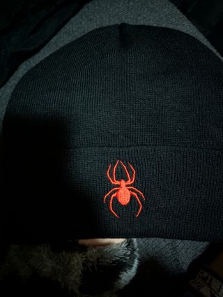 Gorra Invierno Y2K Negra con Araña Roja nuevo